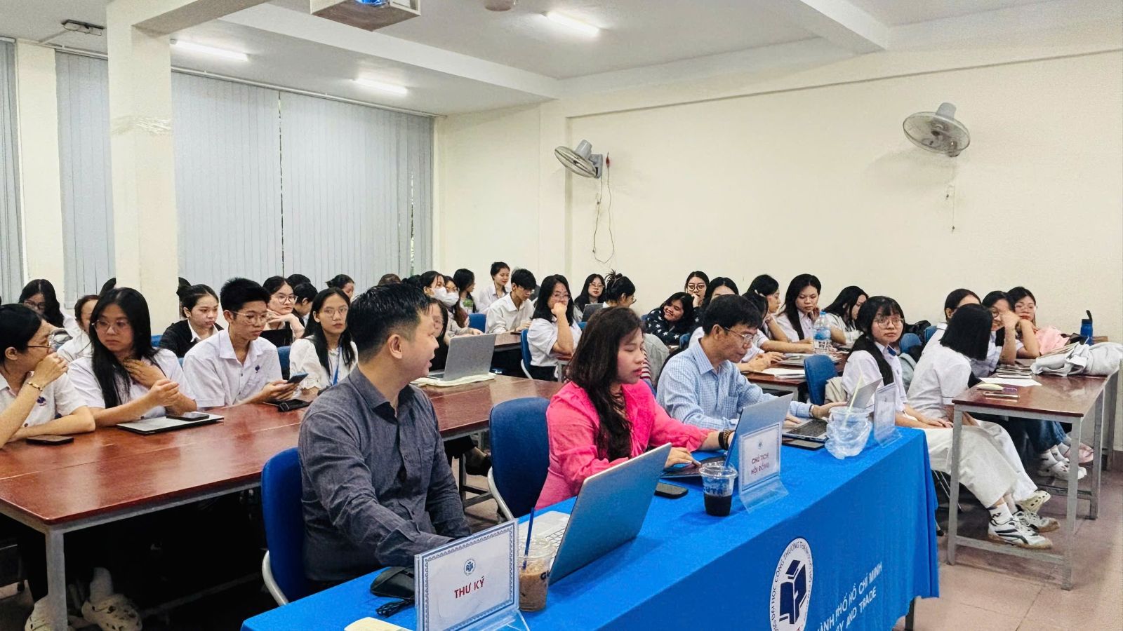Khai mạc vòng sơ loại cuộc thi “MARKETING FUTURE TRENDS 2030” Khoa Thương mại – Năm học 2025–2026