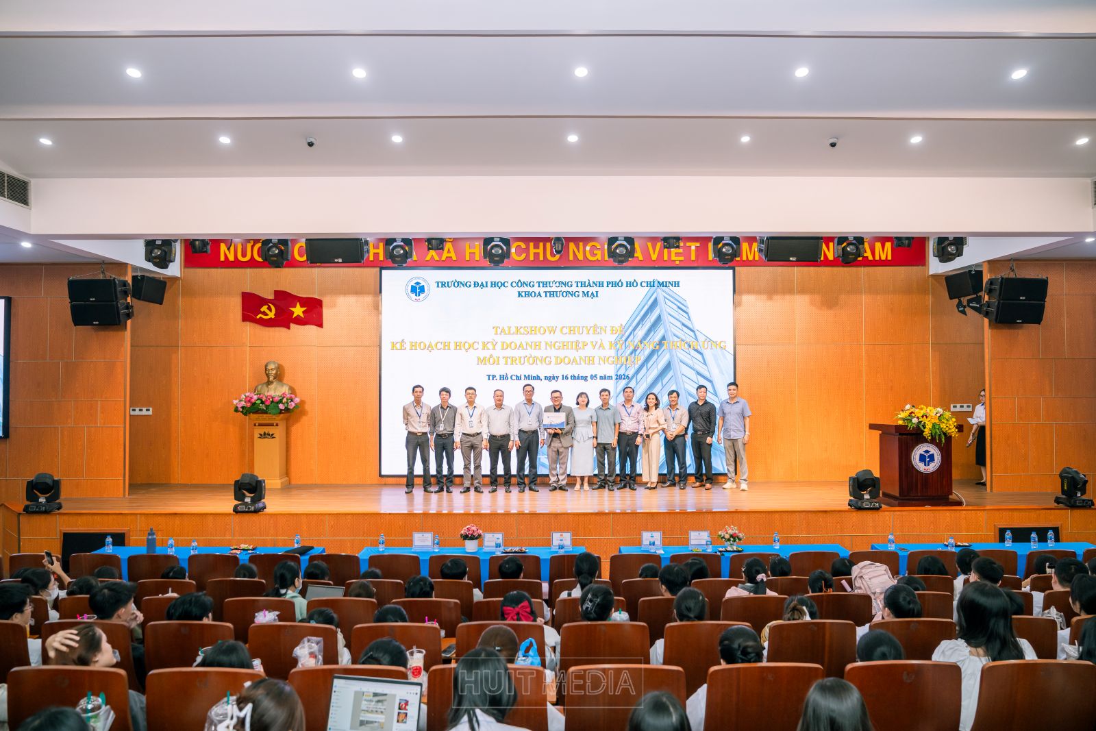 Chuyên đề “Kỹ năng thích ứng môi trường doanh nghiệp” 